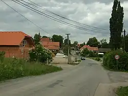 Weg naar de kerk en dorpsvijver