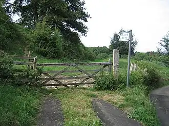 Wegwijzer naar motte en vestingsmuur.
