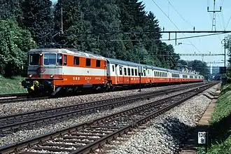 Swissexpress getrokken door een locomotief type Re 4/4 II