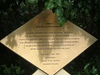 Een plakkaat die het process van symbiose beschrijft staande in het The Land-paviljoen van Epcot.