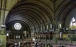 Vrouwengalerijen met hoefijzerbogen vanuit een van de zijschepen