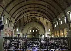 Interieur naar achteren met op de achtergrond het tongewelf