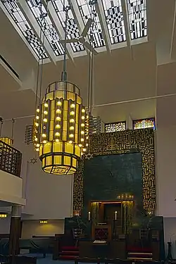Synagoge met Art Deco lamp en geopende Ark