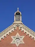De davidster op de voorgevel van de Grote Synagoge
