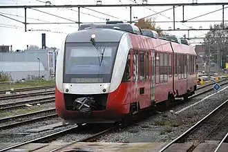 Het gerenoveerde LINT-treinstel 41, als stoptrein naar Oldenzaal, op het station van Hengelo