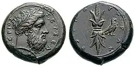 {Hemidrachme munt uit periode Dion van Syracuse. Zeus Eleutherios is links afgebeeld, 357-354 v.Chr.