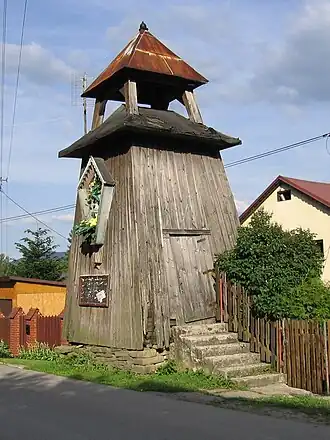 Houten klokkentoren in Szare