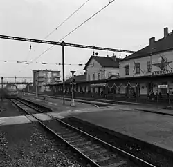 Zicht op de perrons en de sporen in 1971.