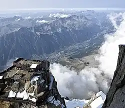 Gezicht vanaf de centrale top op het platform met het eindstation van de kabelbaan