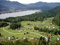 Dorp aan het Teletskojemeer