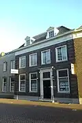 Herenhuis Den Roskam met geblokte hoekpilasters, met fraaie deur en deuromlijsting met jonische pilasters