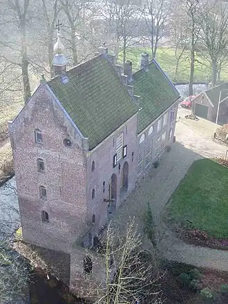 Het huis met daarvoor het oude bruggehoofd.