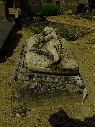 R.K. Begraafplaats: meisjesgraf: marmeren kindergrafteken met hardstenen sokkel