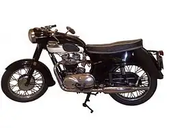 De "bathtub"-stroomlijn rond het achterwiel deed het sportieve imago van de Tiger 110 geen goed. Vooral de Amerikanen hadden er niets mee.