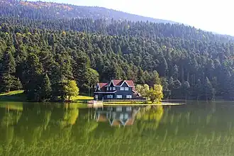 Het meer Gölcük in de bossen van het district Bolu