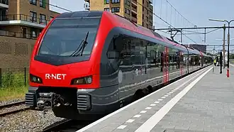 Een R-Net FLIRT klaar voor vertrek op station Alphen aan den Rijn.