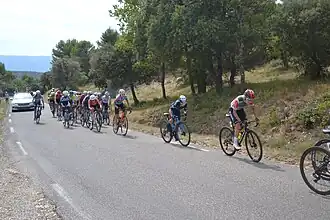 Loes Adegeest (r) versnelt uit het peloton tijdens de derde etappe die ze zou winnen