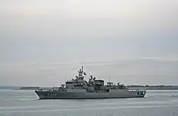 F-245 TCG Oruç Reis, een Barbaros klasse (MEKO 200 TN Track II-A) frigate, vertrekt uit Portsmouth marinebasis in Engeland, 2009.