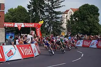 Het peloton stormt af op de finish