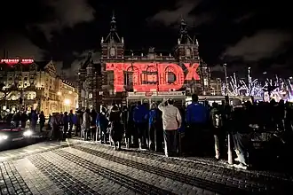Stadsschouwburg belicht met het TEDx-logo