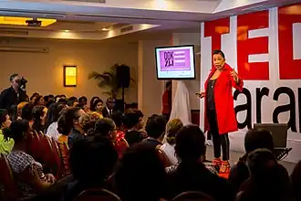 Karin Refos tijdens TEDxParamariboWomen, 2015