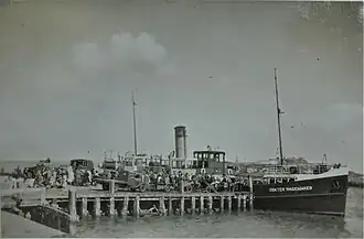 TESO-veerboot 'ss Dokter Wagemaker' (1934) aan de steiger van 't Horntje, Texel, zomer 1946