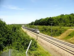 Twee treinstellen kruisen te Angervilliers (Essonne)