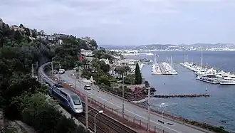 TGV Duplex passeert het station van Théoule-sur-Mer