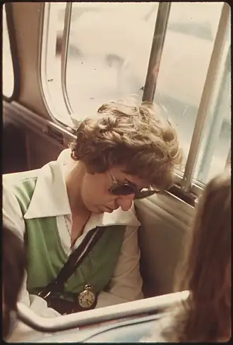 Een vermoeide passagier in een bus in Atlanta. Juni 1974