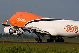 Boeing 747-400 in TNT-kleuren, Luchthaven Schiphol