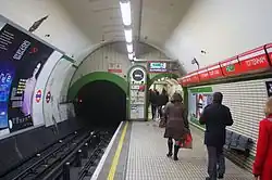 De overstaptunnel naast het spoor aan de oostkant van het perron van de Central Line