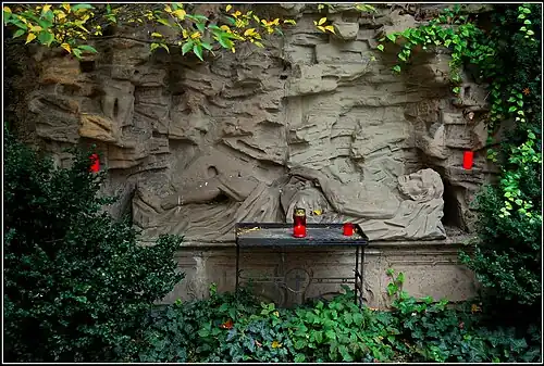 Grafmonument bij ingang kerk