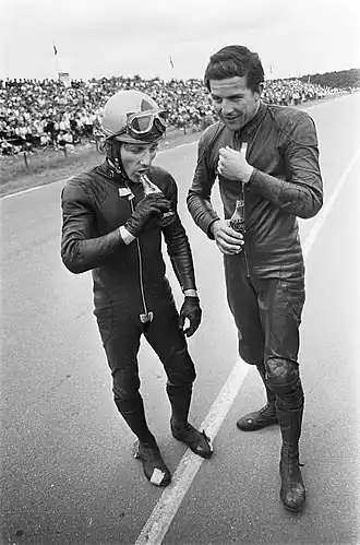 Bill Ivy en Phil Read in 1968. Read werd volgens afspraak met Yamaha wereldkampioen 125 cc, maar snoepte - niet volgens afspraak - de 250cc-titel weg bij Ivy. Read kreeg nooit meer steun van Yamaha.