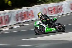 John Barton onderweg naar de 12e plaats in de Lightweight TT in 2013, bij Governor's Bridge