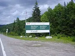 Toegangsbord van het nationaal park aan de rand van het dorp