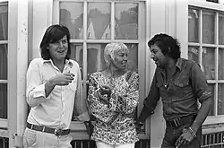 Tv-spel De receptie van de AVRO opgenomen in het Concordiatheater in Bussum. Van links naar rechts regisseur John van de Rest, de Vlaamse actrice Mart Gevers (1932-2000) en Lodewijk de Boer, 30 augustus 1974