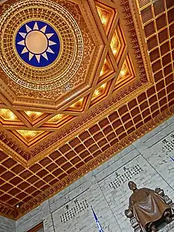 In het plafond is het Kwomintang-symbool verwerkt