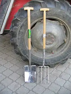 Een spade en een spitvork