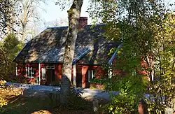 Schoolgebouw op het terren van het landgoed