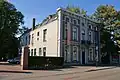 Woonhuis met stijlelementen van het neoclassicisme