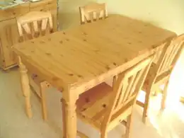 Moderne grenen meubels (met kwasten)