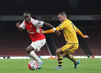 Tafari Moore (l) in actie voor Arsenal FC U21