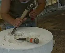 2. Franse steenbeitels met houten hecht