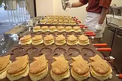 Taiyaki wordt gemaakt op een bakplaat vergelijkbaar met een wafelijzer. De mallen hebben de vorm van een vis.