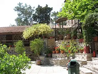 Binnenplaats van de kerk van Taxiarches