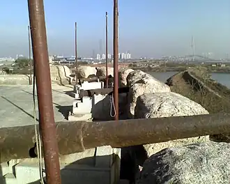 Kanonnen van het fort achter de kantelen