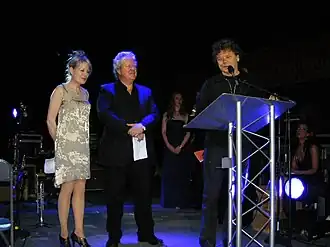 Talking Heads (Frantz tweede van links) krijgen de Austin Music Award in 2010