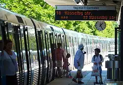 De trein richting het centrum langs het perron