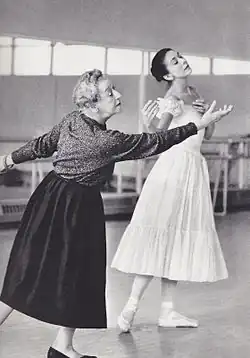 Tamara Karsavina met Margot Fonteyn in voorbereiding op Le spectre de la rose (jaren 50)