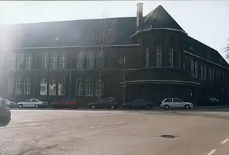 De school vanuit de Bouriciusstraat in 1999